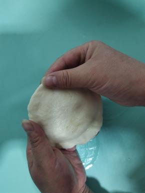 周围捏紧实！捏的稍微窄一点，别捏太厚！