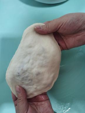 轻轻的把这个线给它晃均匀！然后慢慢的均匀的抻，边抻边转悠！