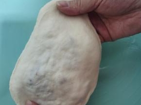 轻轻的把这个线给它晃均匀！然后慢慢的均匀的抻，边抻边转悠！
