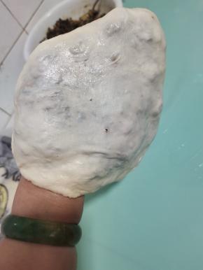 抻成这样就可以了！你给他放在手上，慢慢的再把边缘厚的地方再抻一下！给它抻开，抻薄！