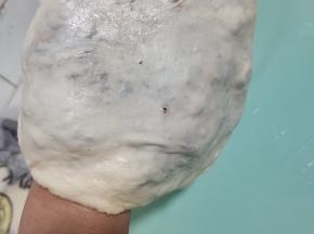 抻成这样就可以了！你给他放在手上，慢慢的再把边缘厚的地方再抻一下！给它抻开，抻薄！