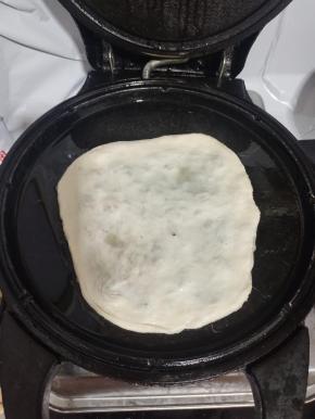 电饼铛预热，喷适量的油，把抻好的饼胚放进去！