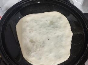 电饼铛预热，喷适量的油，把抻好的饼胚放进去！