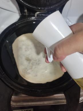 再在表面喷适量的油！