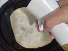 再在表面喷适量的油！