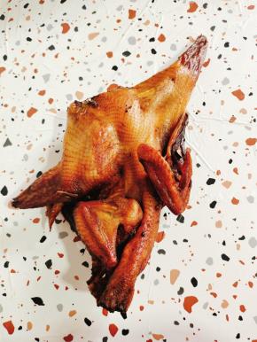 年前腌制的腊鸡，已经风干好了，看看颜色多漂亮！