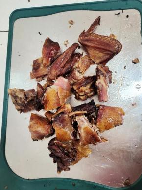把腊鸡剁成小块！