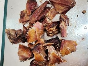 把腊鸡剁成小块！