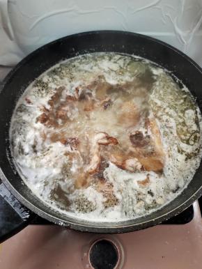 腊鸡冷水下锅，水开后继续焯水5分钟左右！