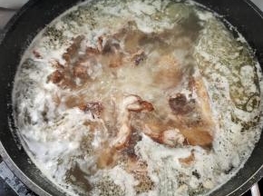 腊鸡冷水下锅，水开后继续焯水5分钟左右！
