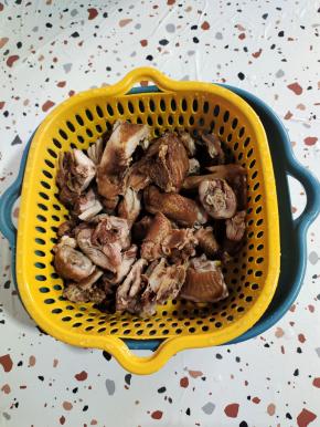 捞出，清洗干净，控干水分备用！