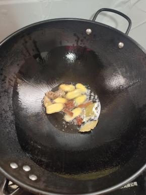 起锅烧油放入生姜，八角，桂皮，香叶爆香！