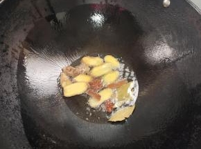 起锅烧油放入生姜，八角，桂皮，香叶爆香！