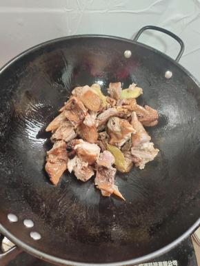 放入腊鸡翻炒片刻！