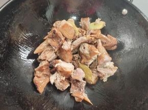 放入腊鸡翻炒片刻！