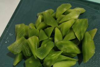 莴笋去皮洗净切成小块备用！