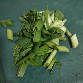 蒜苗清洗干净，切成段备用！