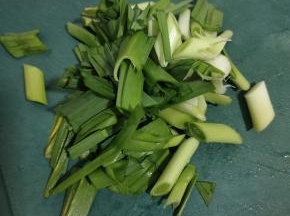 蒜苗清洗干净，切成段备用！
