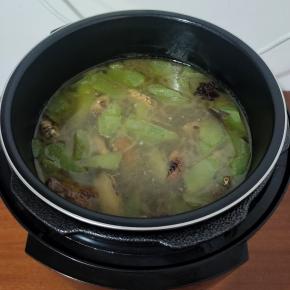 电压力锅气压阀落下，揭开盖子，按开盖煮，把莴笋放进去继续煮至莴笋熟了！