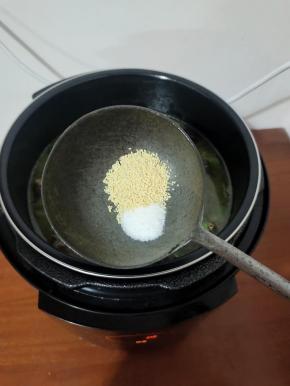 放入适量的盐和鸡精调味！