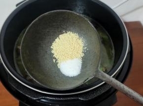 放入适量的盐和鸡精调味！