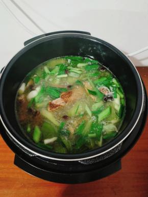 起锅前放入适量的蒜苗段即可！