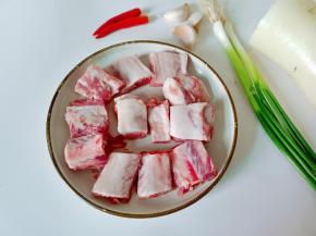 排骨切成寸段。