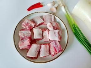 排骨切成寸段。