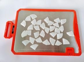 萝卜削皮切片。