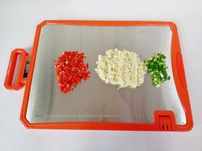 把辣椒，蒜，葱切好备用。