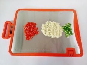 把辣椒，蒜，葱切好备用。