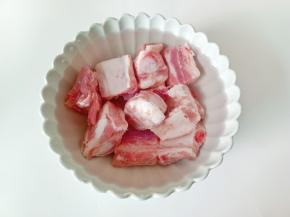 排骨加一两勺面粉，一勺盐，可以更好地把排骨清洗干净。