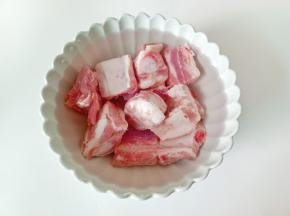 排骨加一两勺面粉，一勺盐，可以更好地把排骨清洗干净。