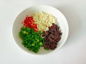 把切好的辣椒、葱、蒜、生姜末、豆豉放一起。