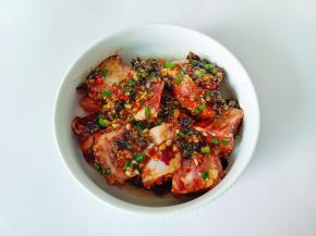 把排骨放在酱汁里，加两勺淀粉拌均匀腌制入味。