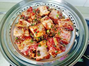 萝卜打底，把腌制好的排骨码上面，水开上锅蒸