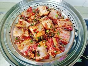 萝卜打底，把腌制好的排骨码上面，水开上锅蒸
