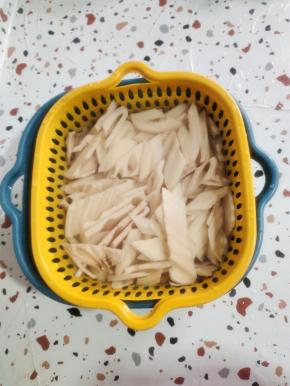 莲藕削皮洗净切成薄片备用！