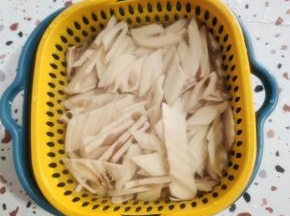 莲藕削皮洗净切成薄片备用！