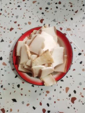 猪肉切成片备用！