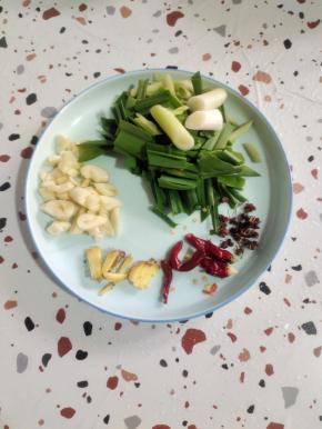 蒜瓣切成小块，生姜切成小丁，干辣椒切成段，蒜苗切成段，花椒10粒备用！