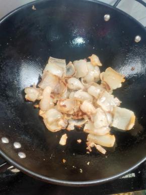 锅烧热，放入猪肉煸炒至出油脂！