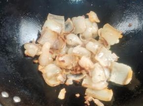 锅烧热，放入猪肉煸炒至出油脂！