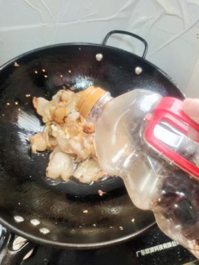 倒入适量的红烧酱油翻炒均匀！