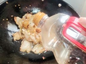 倒入适量的红烧酱油翻炒均匀！
