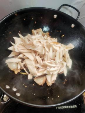 放入莲藕翻炒2分钟！