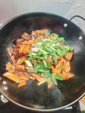放入蒜苗翻炒均匀！