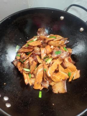 起锅前放入适量的味精翻炒均匀即可！