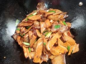 起锅前放入适量的味精翻炒均匀即可！
