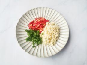 葱撕细条，大蒜切末，小米椒切圈。